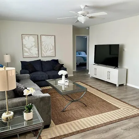 New Updated Apt Half A Mile To Downtown Libertyville