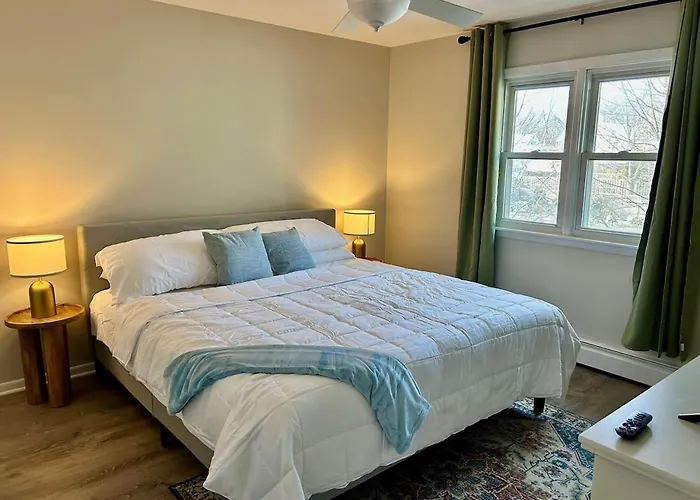 New Updated Half A Mile To Downtown Apartment Libertyville