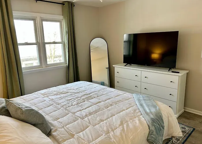 New Updated Half A Mile To Downtown *