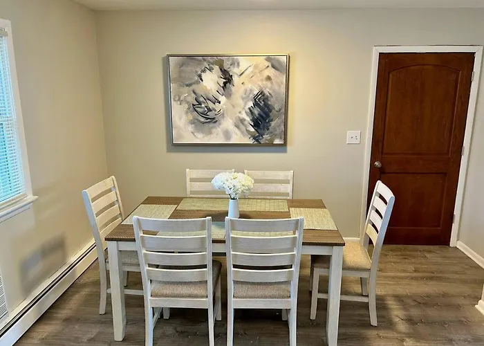New Updated Half A Mile To Downtown Apartment *
