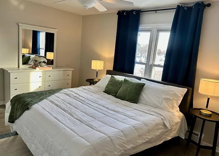 New Updated Half A Mile To Downtown Libertyville