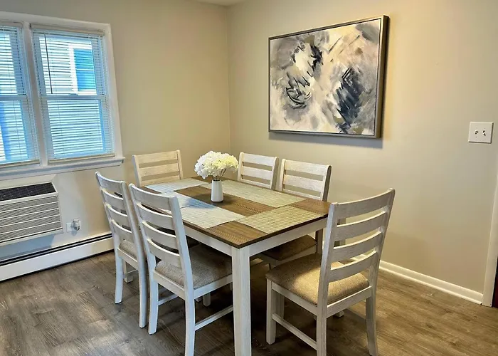 Apartment New Updated Half A Mile To Downtown